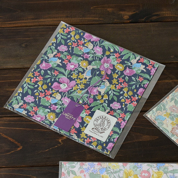 ピーターラビット(TM)ガーデンカフェ×LIBERTYハンカチ (ネイビー)